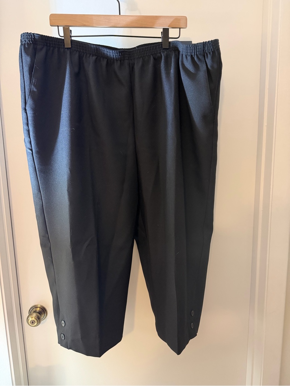 Alfred Dunner Black Pull-On Capri Pants